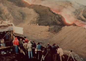 Quando la città disse “no” al vulcano: al Teatro ABC rivive l’impresa dell’Etna 1983