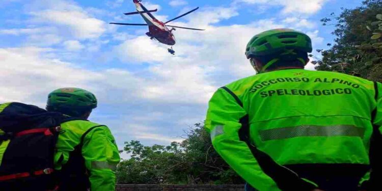 Intervento Soccorso Alpino e Speleologico Siciliano ad Acireale per recupero giovane donna ad Acireale