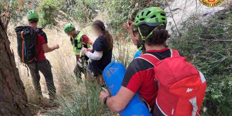 Si perde e scivola sulle rocce, sedicenne soccorsa lungo i sentieri di Monte Gallo