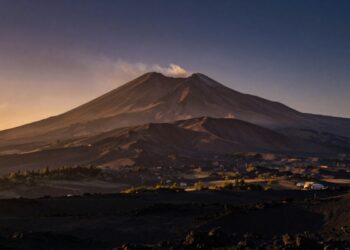 ACLI TERRA: «ETNA, DISAGI E PREZZI DEI VOLI ALLE STELLE. NON SIANO LAVORATORI E FAMIGLIE A PAGARE L’EMERGENZA»