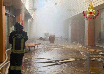 Paura a Palermo: Vasto incendio al centro commerciale Conca d’Oro, evacuata la struttura